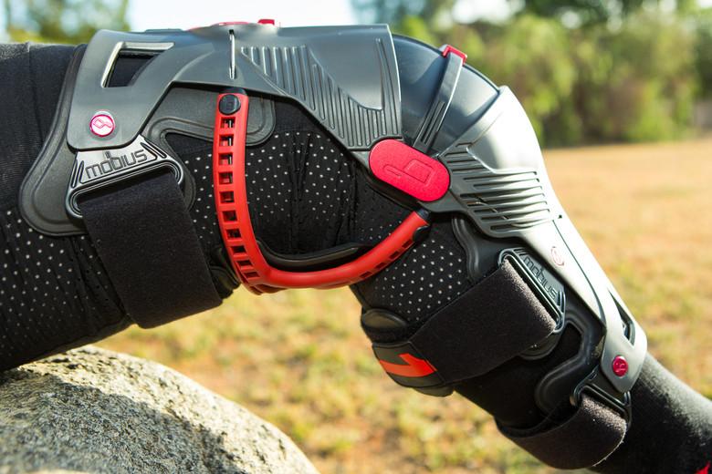 MOBIUS - X8 Knee Braces (Adult Sizes)